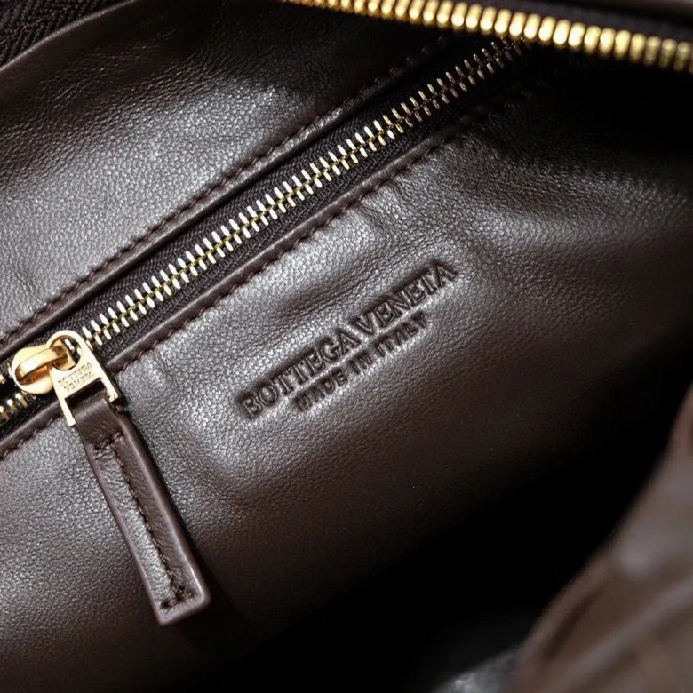 Batch 1460 BV Bottega Veneta 2022 Early Spring New Ladies Medium JODIE Handbag BV Bag 🔥The new method is to round the corners on the original basis and knot the round hobo bag with classic woven leather. The most iconic triangular pull-out design, using sheepskin draped soft shape, is super suitable for concave shapes~ Jodie feels really gentle to people, and is definitely the best item for daily matching. It has the same weave, new elements and twists, and is versatile. It is the new favorite of street style Internet celebrities! Size: 36*21*13 Model: 6697